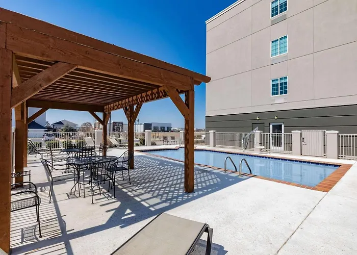 Hotel with pool: La Quinta Inn & Suites By Wyndham Ardmore